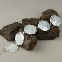 Cargar imagen en el visor de la galería, Pulsera de Rosas Blancas
